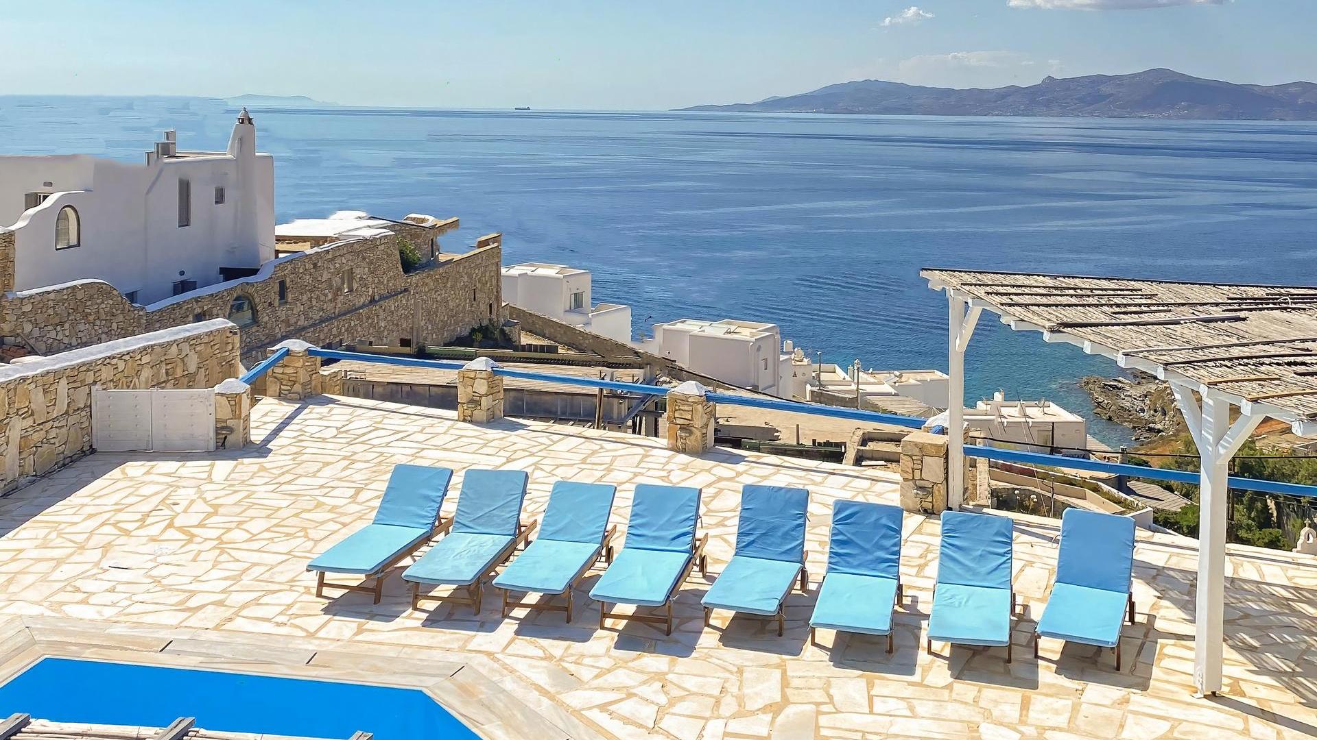 Blue Harmony Suites of Mykonos – Queen Suite for 4 guests